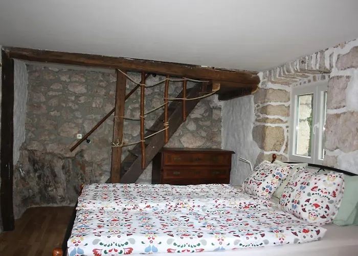 Romantisches Steinhaus Flora In Filipasi بيت للعطل