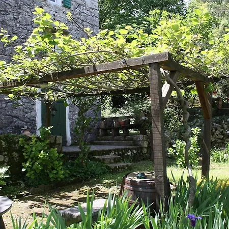 Romantisches Steinhaus Flora In Filipasi בית נופש *